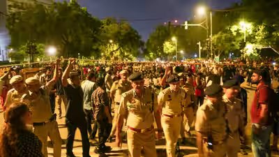 दिल्ली पुलिस का दावा है कि 10,000 प्रदर्शनकारियों के लिए केवल 3,000 पुलिसकर्मी मौजूद थे, 15 एफआईआर दर्ज की गईं | भारत समाचार