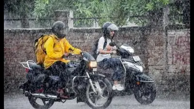 उत्तर प्रदेश में भारी बारिश; नदियाँ खतरे के निशान से ऊपर