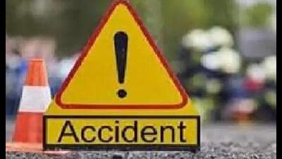 यूपी के हापुड में दिल्ली-लको हाईवे पर कार और ट्रक की टक्कर में 3 की मौत, 9 घायल