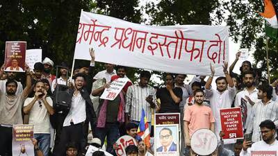 युवा प्रदर्शनकारियों ने निष्पक्ष परीक्षा की मांग करते हुए लखनऊ में परिवर्तन चौक से शहीद स्मारक तक मार्च निकाला