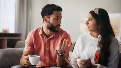 व्यस्त कार्यक्रम? ये 7 रोजमर्रा की बातचीत जोड़ों को भावनात्मक रूप से करीब रख सकती है