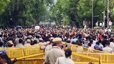 नीट पेपर लीक: 'चलो संसद' मार्च: दिल्ली HC ने 20 जुलाई के विरोध प्रदर्शन की एनआईए, सीबीआई जांच की मांग वाली याचिका पर सुनवाई से इनकार कर दिया | भारत समाचार
