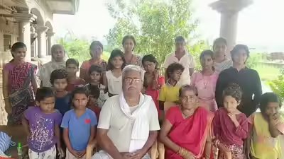 हरे राम पांडे: उन्होंने 20 साल पहले जंगल में छोड़े गए एक नवजात को बचाया; आज झारखण्ड के इस शख्स को 35 बेटियां “बाबा” कहती हैं, और उनका एक ही वादा है, “मरते दम तक यही करूंगी”
