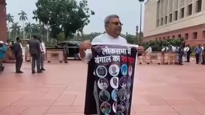 बंगाल के '20 गद्दार': टीएमसी के कल्याण बनर्जी ने संसद में बागी सांसदों के खिलाफ विरोध प्रदर्शन | भारत समाचार