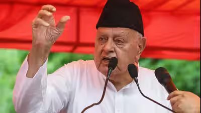 कश्मीर होटल बूम: पर्यटक अब टैक्सियों में नहीं सोते, फारूक अब्दुल्ला ने कश्मीर में होटल बूम की सराहना की | भारत समाचार