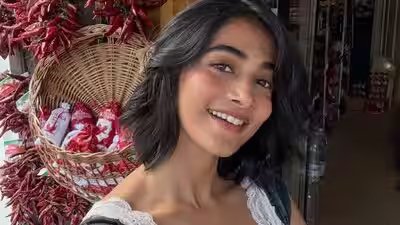 'जन नायकन' स्टार पूजा हेगड़े ने स्वप्निल बुडापेस्ट छुट्टियों की तस्वीरों में शानदार नए हेयरकट की शुरुआत की, नेटिज़न्स ने प्यार की बौछार की |