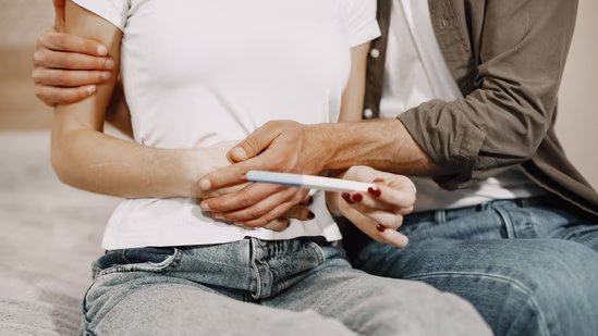 40 के बाद गर्भधारण की योजना बना रहे हैं? स्त्री रोग विशेषज्ञ ने चेतावनी दी है कि आईवीएफ के परिणाम उम्र के साथ भिन्न हो सकते हैं: 'डिम्बग्रंथि उम्र बढ़ने को उलट नहीं सकता'