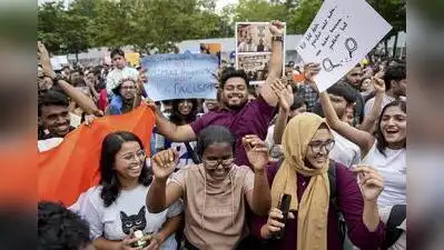 कैसे बेंगलुरु पुलिस ने शांतिपूर्ण एनईईटी विरोध प्रदर्शन सुनिश्चित करने के लिए लाठियों के बजाय सीटी बजाना चुना | बेंगलुरु समाचार