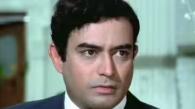 संजीव कुमार ने उनकी शीघ्र मृत्यु की भविष्यवाणी की थी, एक हस्तरेखा वाचक ने उनसे कहा था कि वह बुढ़ापा देखने के लिए जीवित नहीं रहेंगे, सचिन पिलगांवकर ने उन्हें मुंह के बल जमीन पर पड़ा हुआ पाया: 'उन्हें शराब पीने जैसी बुरी आदतें थीं' | हिंदी मूवी समाचार