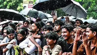 सुप्रीम कोर्ट पेपर लीक पर जनहित याचिका पर विचार करने को अनिच्छुक; पूछता है अदालतें क्या और कितना कर सकती हैं | भारत समाचार